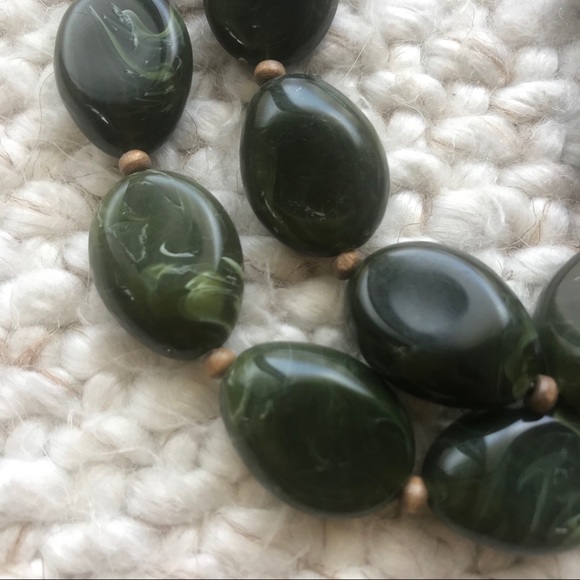 Green statement necklace - Picture 2 of 3